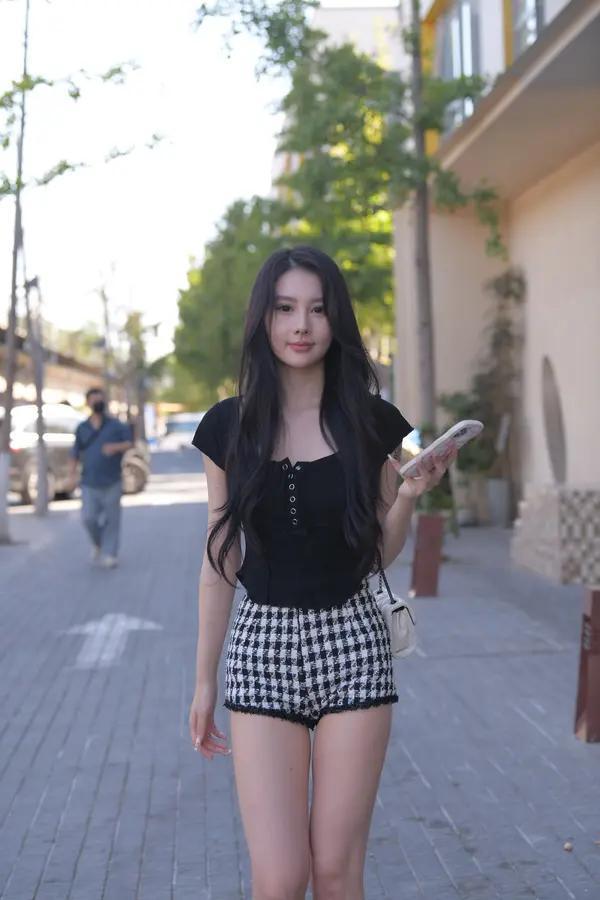 国模套图 不想迟到的女孩