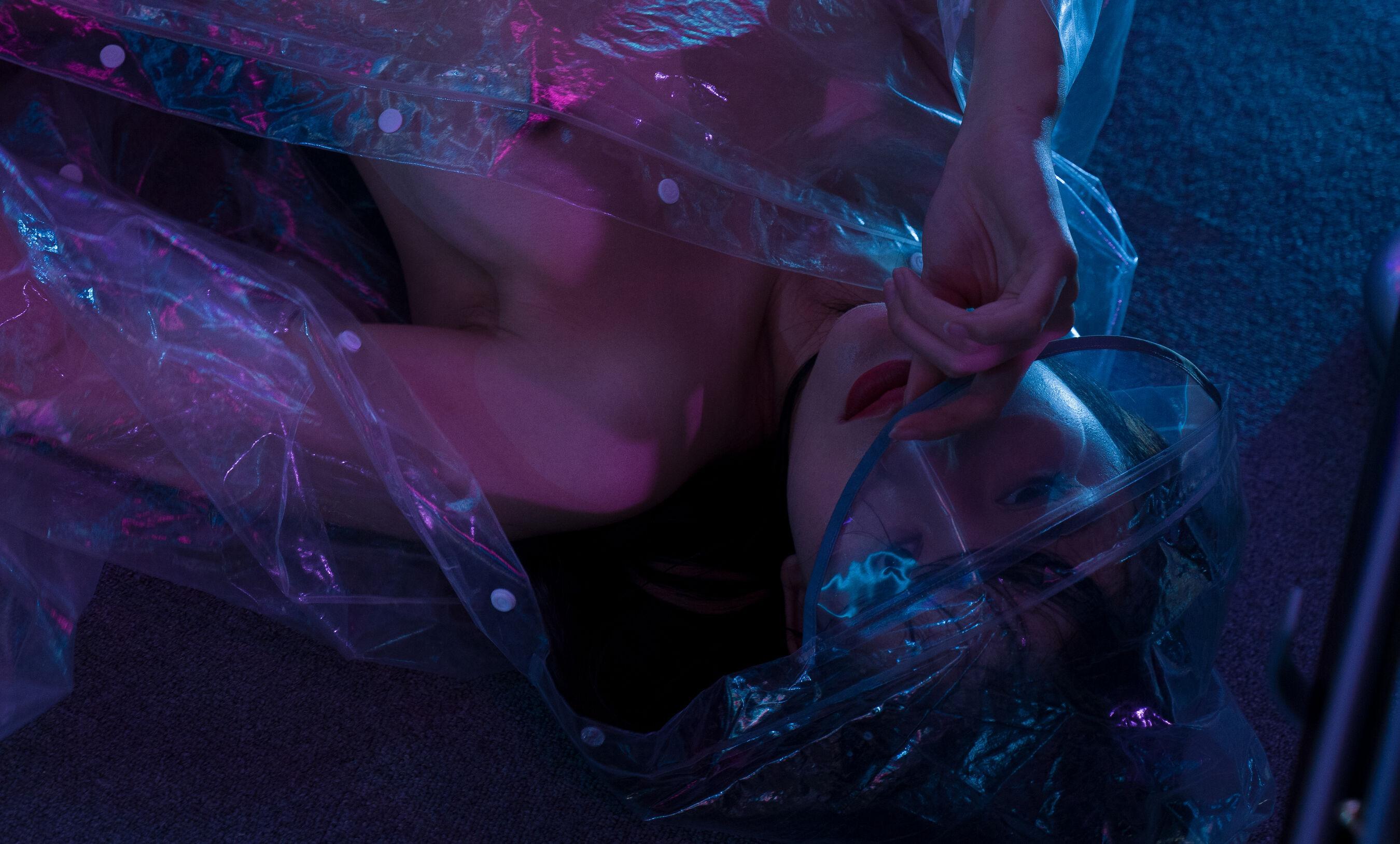 国模套图 就是阿朱啊《雨衣》