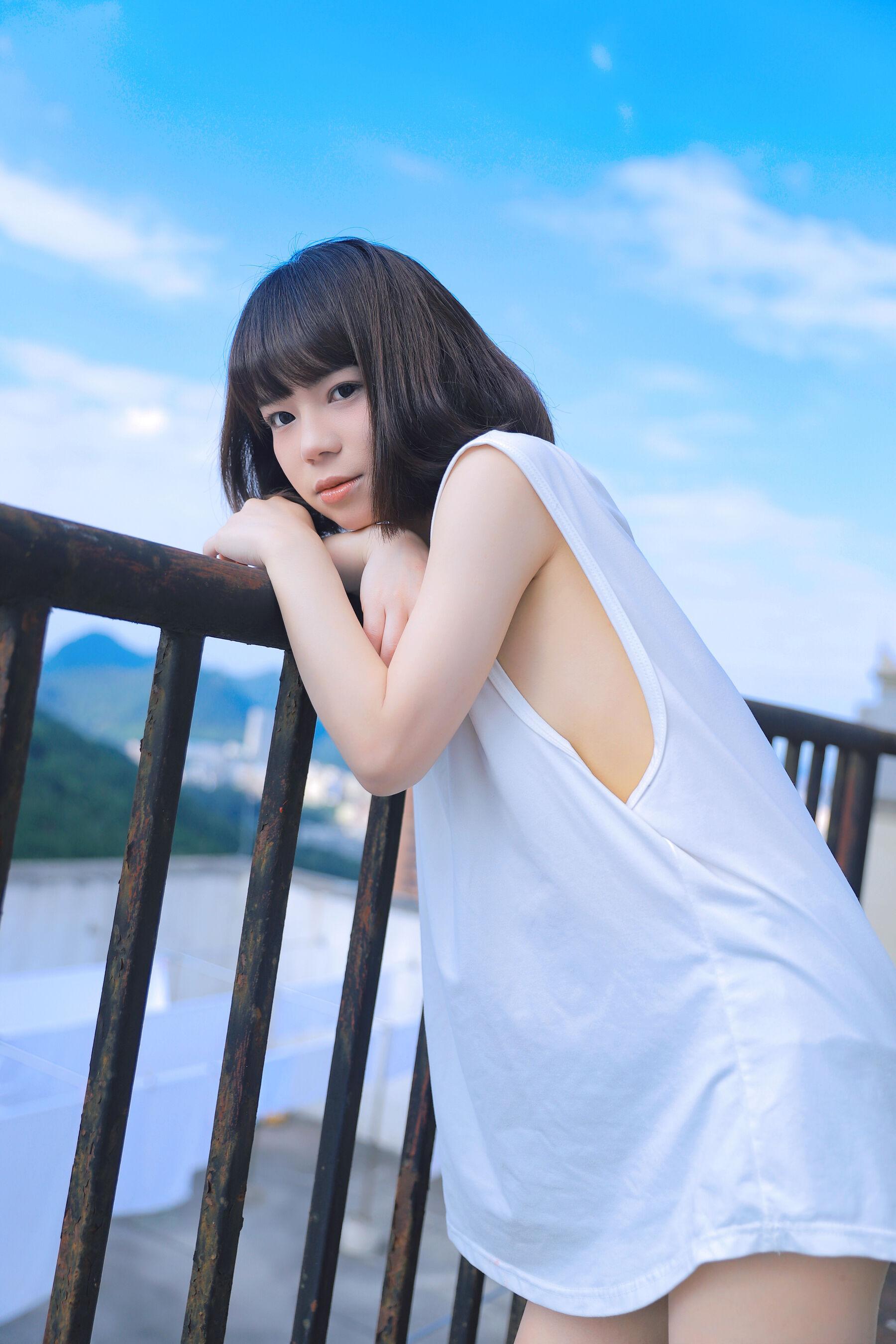 国模套图 晓晓可可爱《天台》