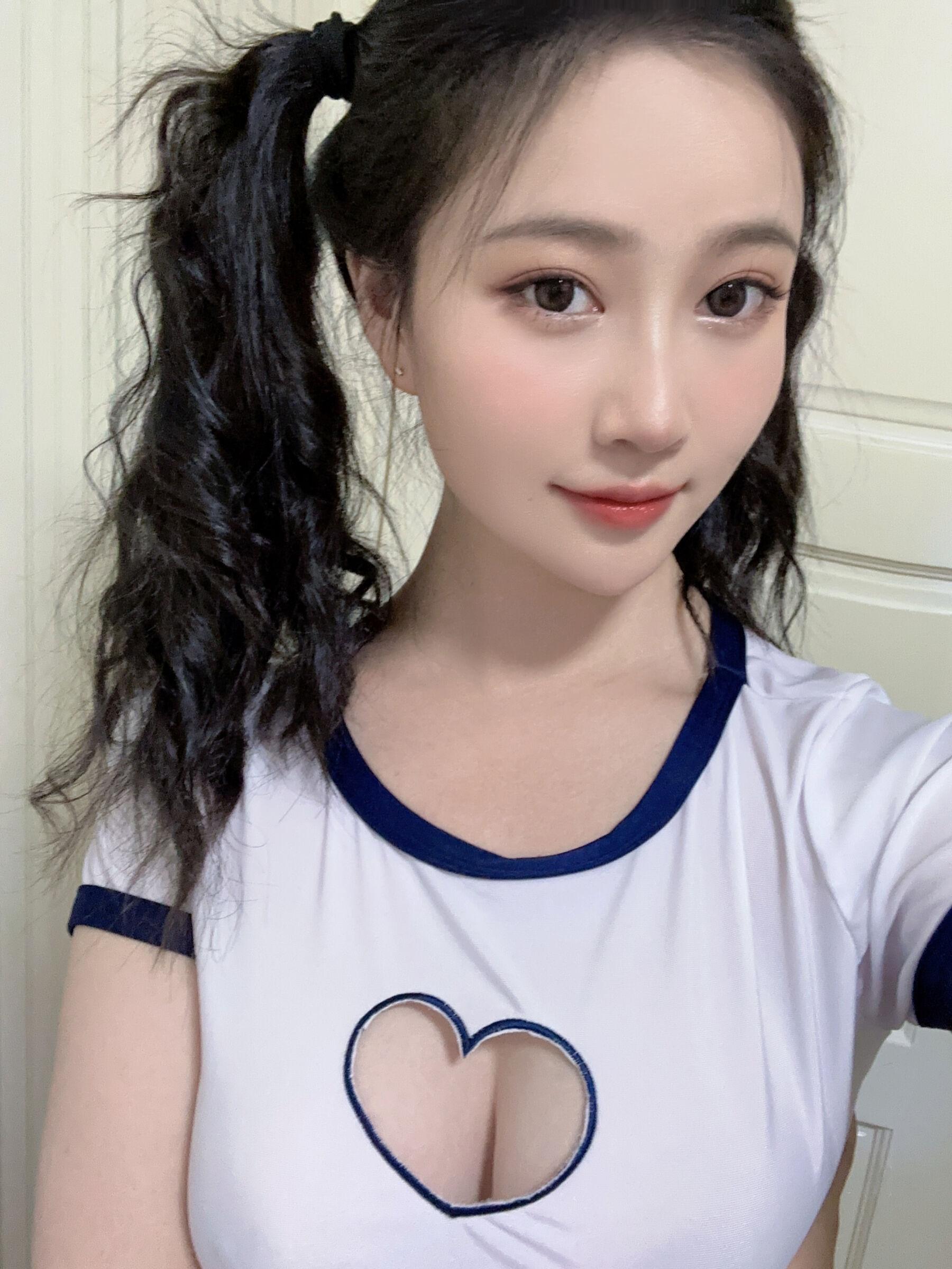 国模套图 年年《活力兔》