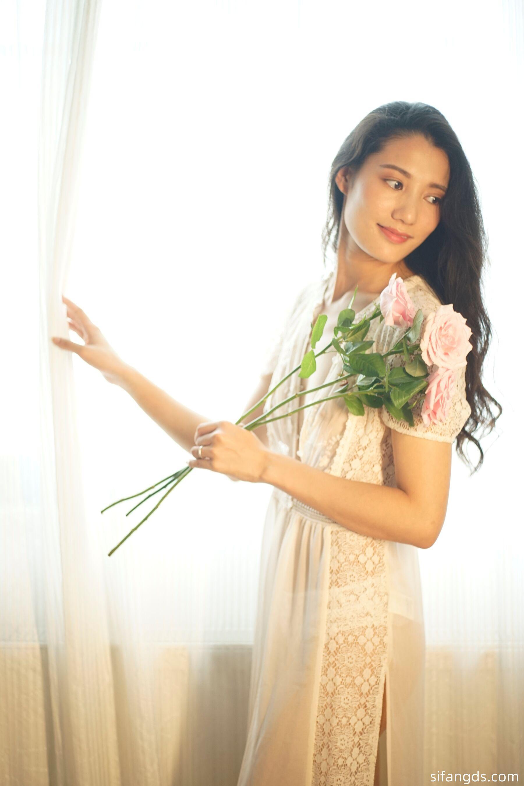 国模套图 内地演员董琦早年露点写真