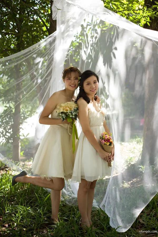 国模套图 摄影师流出素人私房照：闺蜜组团丽江旅游