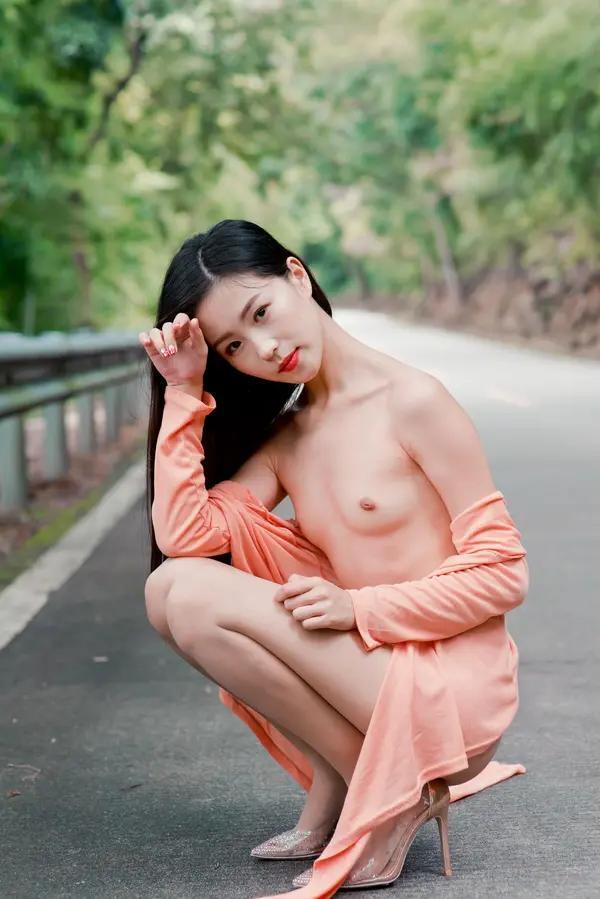 国模套图 小子怡Alice《水库》