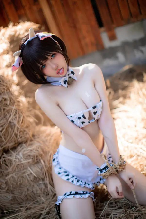 国模套图 小薰喝牛奶