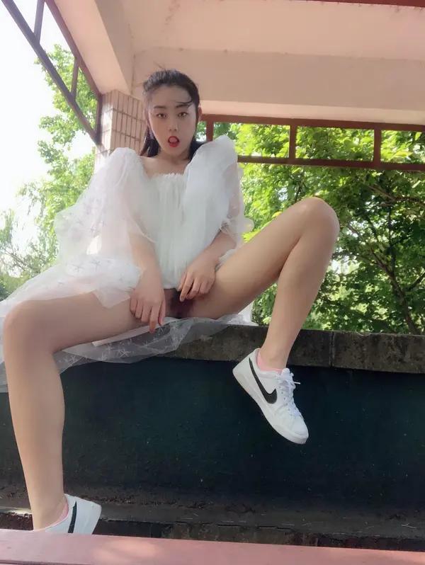 国模套图 浙江美术学院大二气质美女吴X晶《凉亭》